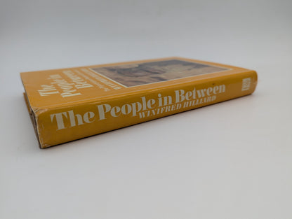 The People In Between: Pitjantjatjara People Of Ernabella W. Hillard Aboriginal by Winifred Hillard