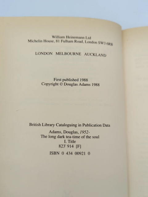 The Long Dark Tea-time Of The Soul, Douglas Adams, Hardcover 1988 1st Ed by Douglas Adams