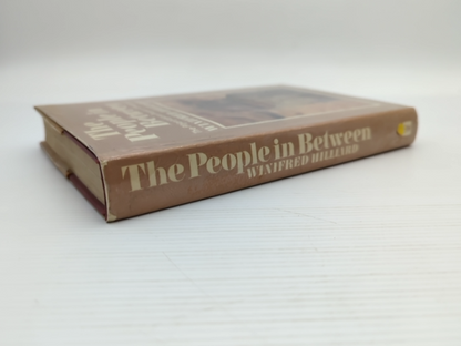 The People In Between by Winifred Hilliard (Hardcover, 1968) by Winifred Hilliard