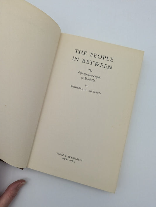 The People In Between: Pitjantjatjara People Of Ernabella W. Hillard Aboriginal by Winifred Hillard