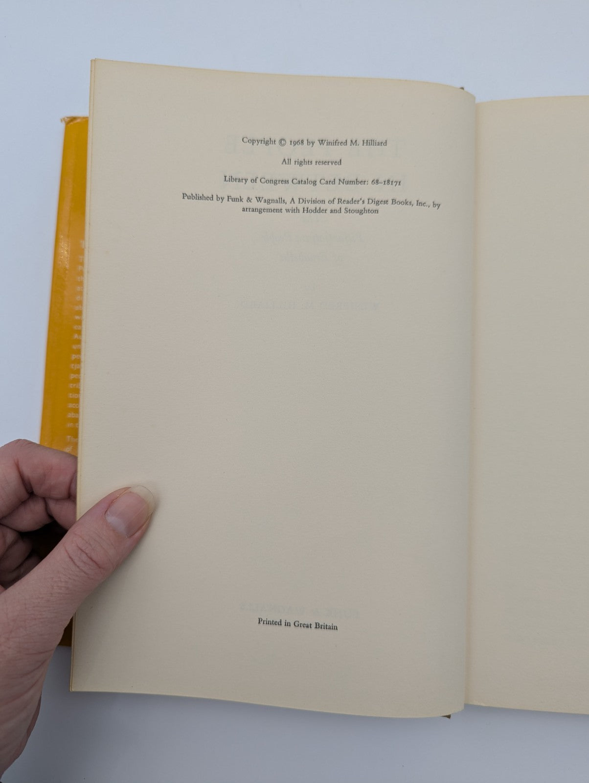 The People In Between: Pitjantjatjara People Of Ernabella W. Hillard Aboriginal by Winifred Hillard