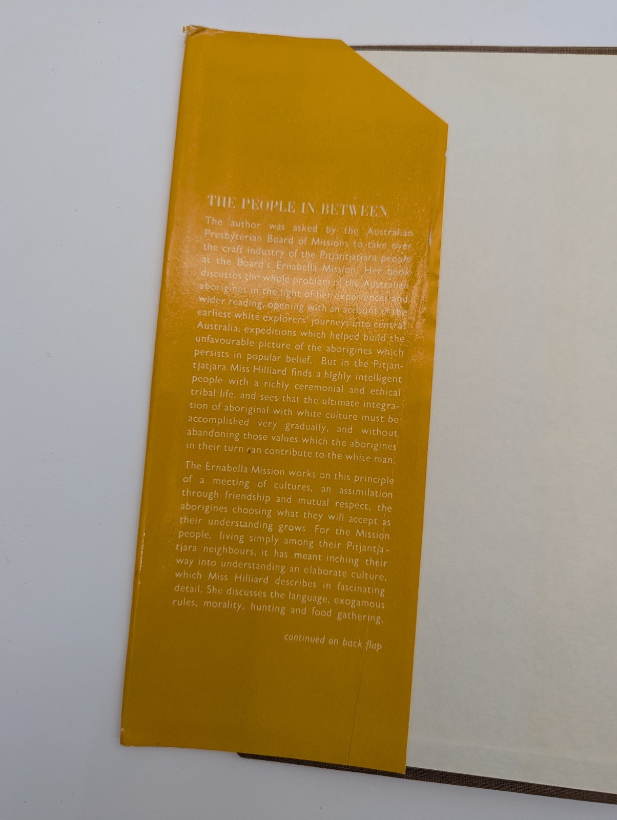 The People In Between: Pitjantjatjara People Of Ernabella W. Hillard Aboriginal by Winifred Hillard