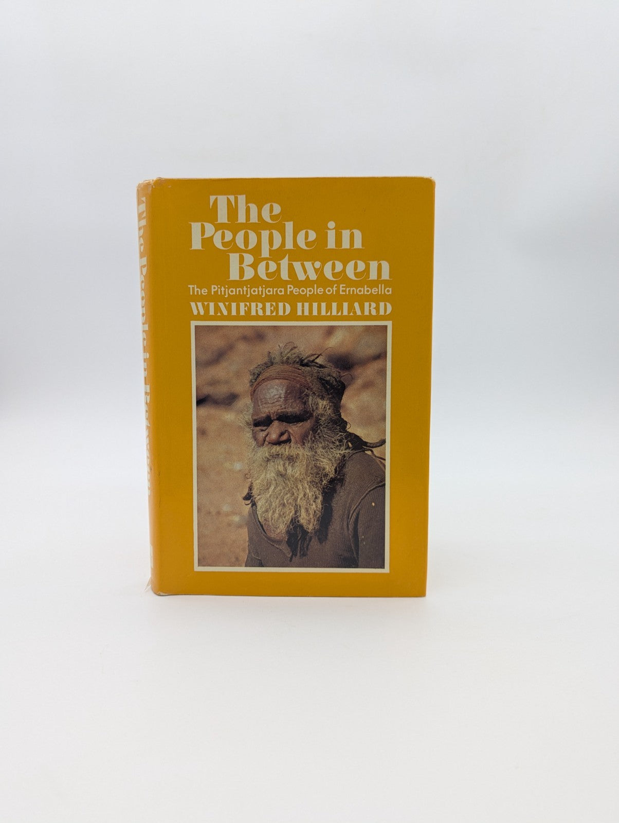 The People In Between: Pitjantjatjara People Of Ernabella W. Hillard Aboriginal by Winifred Hillard