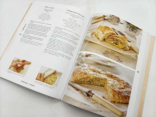 The Baking Bible: with more than 300 Recipes by Murdoch Books (Paperback) by Not Available