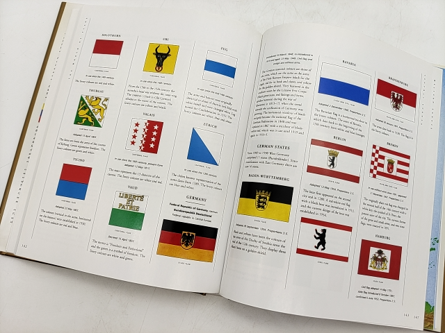 The World Encyclopedia Of Flags: The Definitive Guide To International Flags, Ba by Alfred Znamierowski